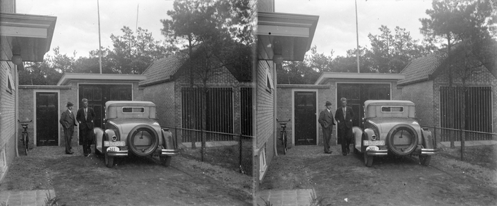 859158 Afbeelding van de auto van de familie Poortermans bij de garage bij het huis Panweg 60 te Zeist.